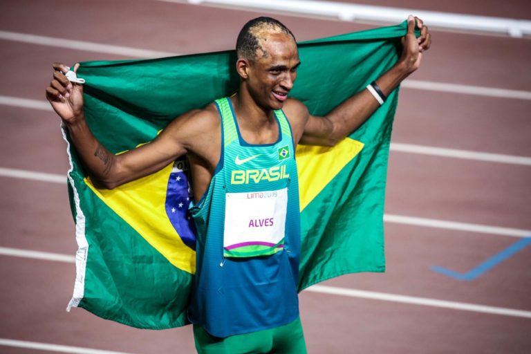 alison-santos-comemora-a-medalha-de-ouro-nos-400-m-com-barreiras-do-pan