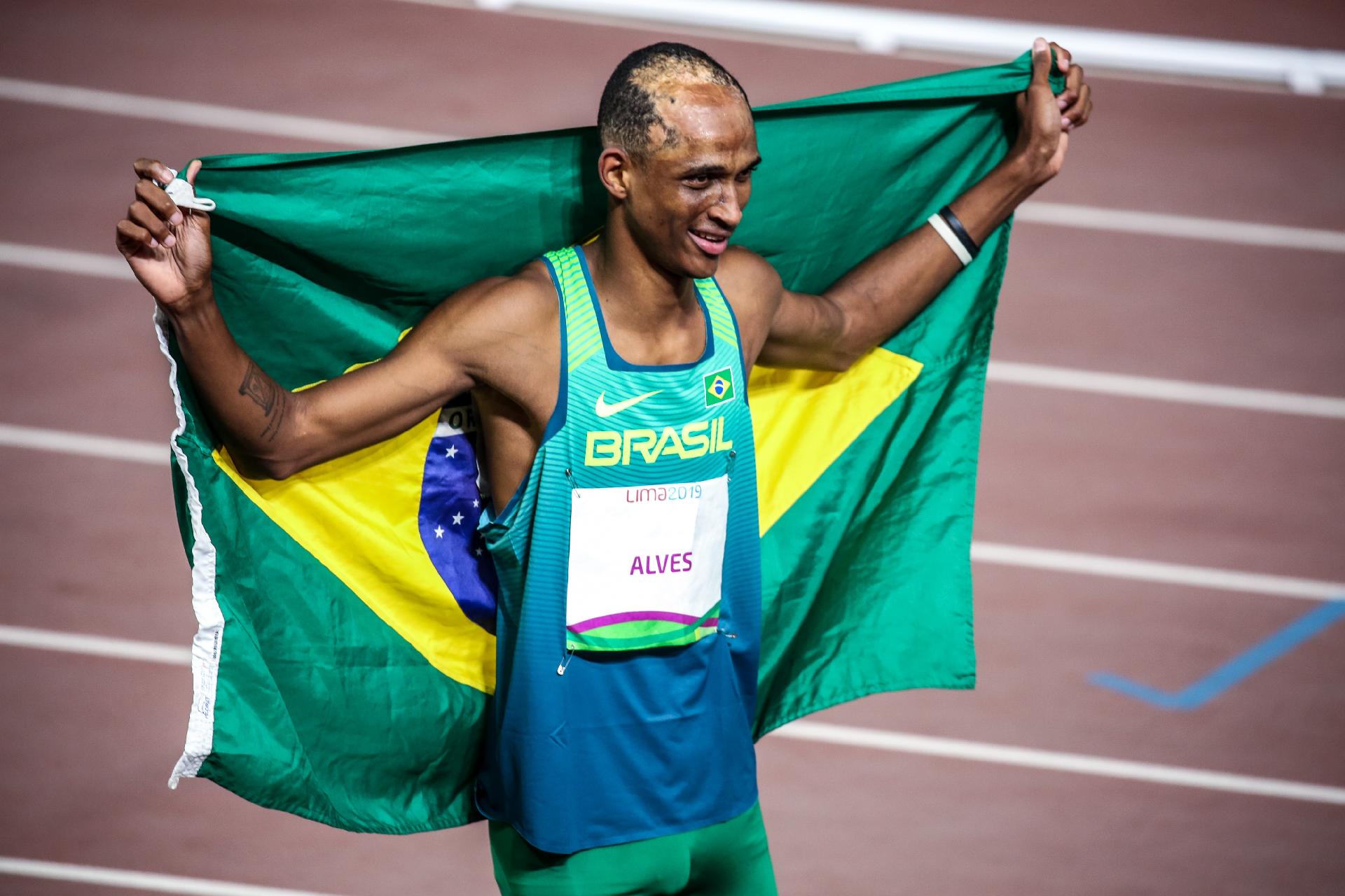 alison-santos-comemora-a-medalha-de-ouro-nos-400-m-com-barreiras-do-pan