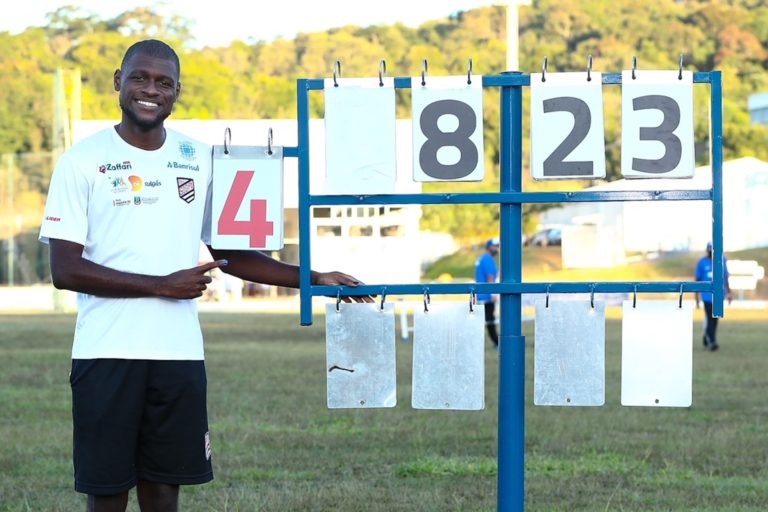 Samory ao lado da marca que valeu o passaporte para Tóquio